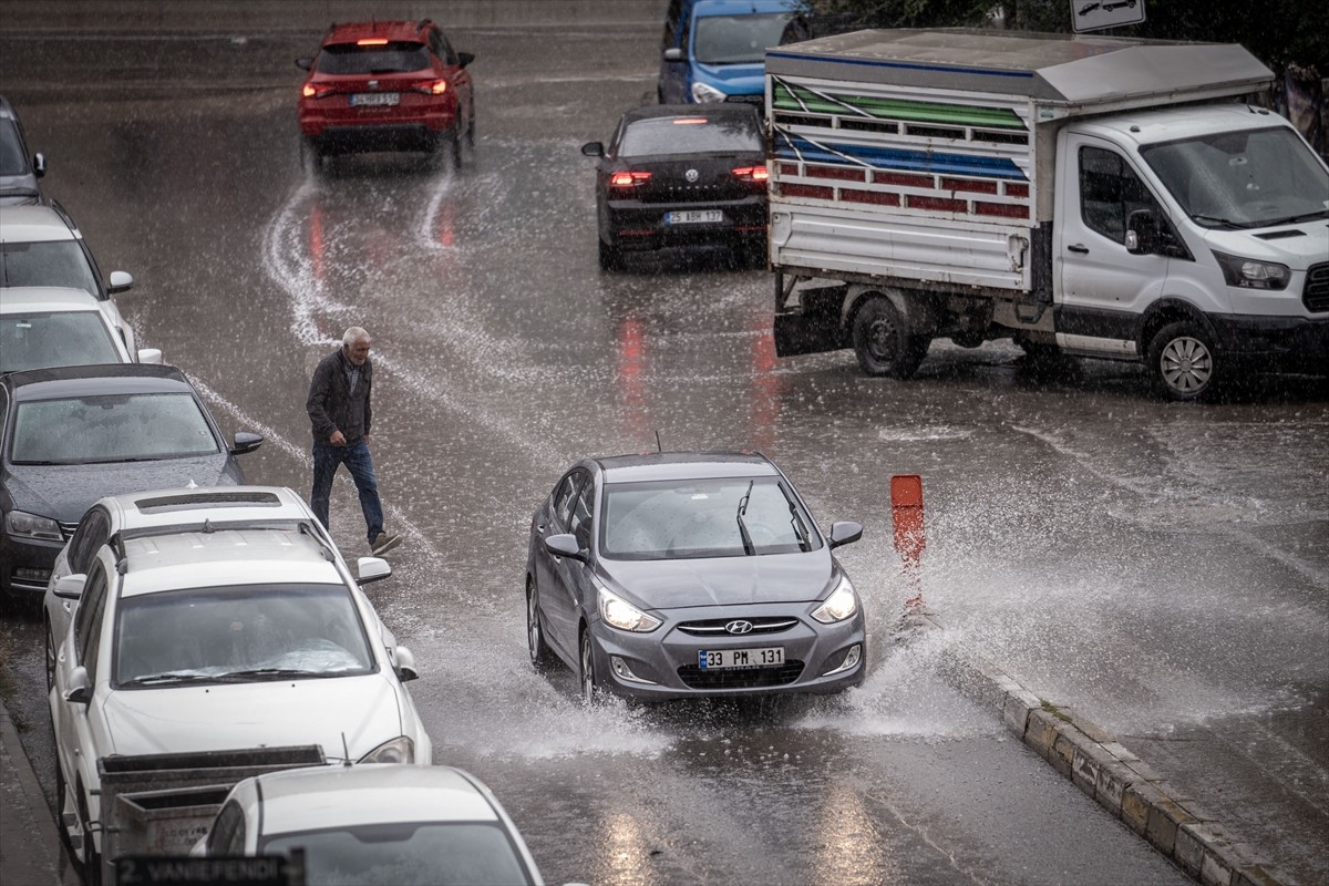 Erzurum'da sağanak hayatı olumsuz etkiledi. Kentin farklı noktalarında sürücüler, su birikintileri...