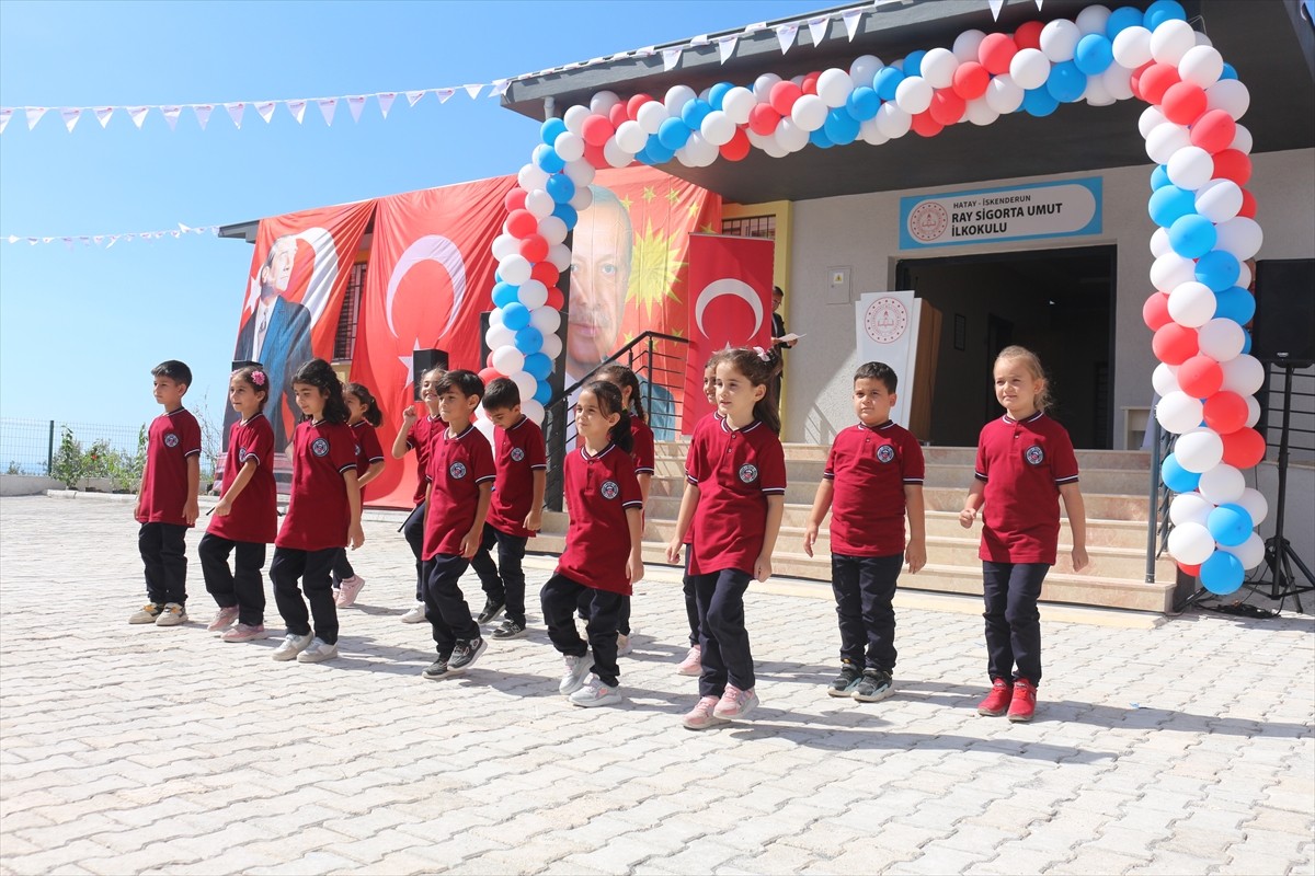 Hatay'ın İskenderun ilçesinde, 6 Şubat 2023'teki depremlerde ağır hasar alarak yıkılan okulun...