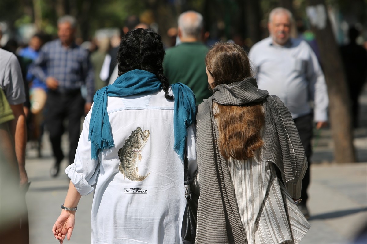 İran'da zorunlu başörtüsü kuralını ihlal ettiği gerekçesiyle gözaltına alınan 22 yaşındaki Mahsa...