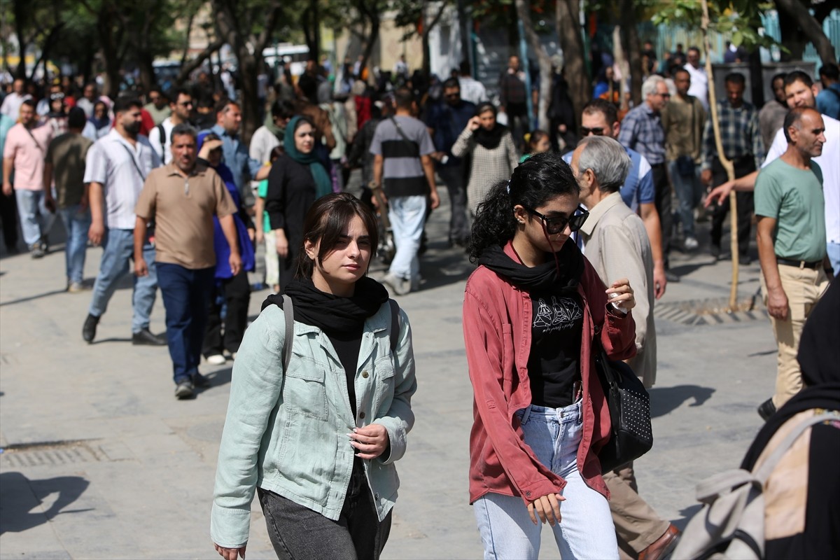 İran'da zorunlu başörtüsü kuralını ihlal ettiği gerekçesiyle gözaltına alınan 22 yaşındaki Mahsa...