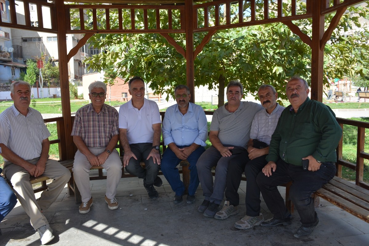 İzmir'de yaşayan ve 1982 yılında Hakkari'de görev yapan emekli öğretmen Osman Sayak (sağ 3)...