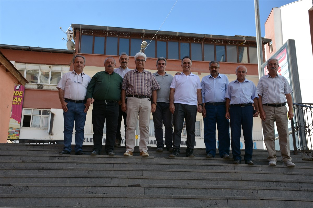 İzmir'de yaşayan ve 1982 yılında Hakkari'de görev yapan emekli öğretmen Osman Sayak (sağ 3)...