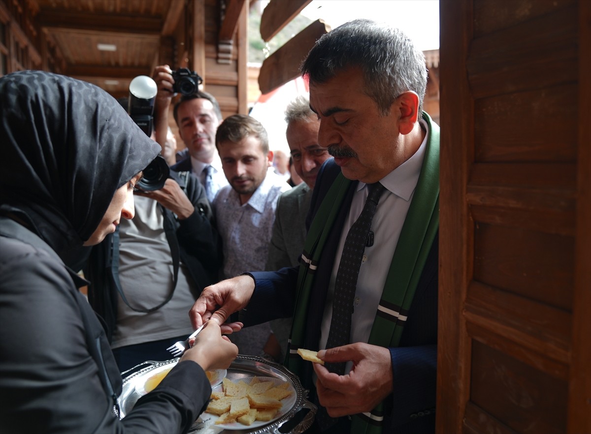 Milli Eğitim Bakanı Yusuf Tekin (sağda) Erzurum'un Tortum ilçesine bağlı Pehlivanlı köyü yolu...