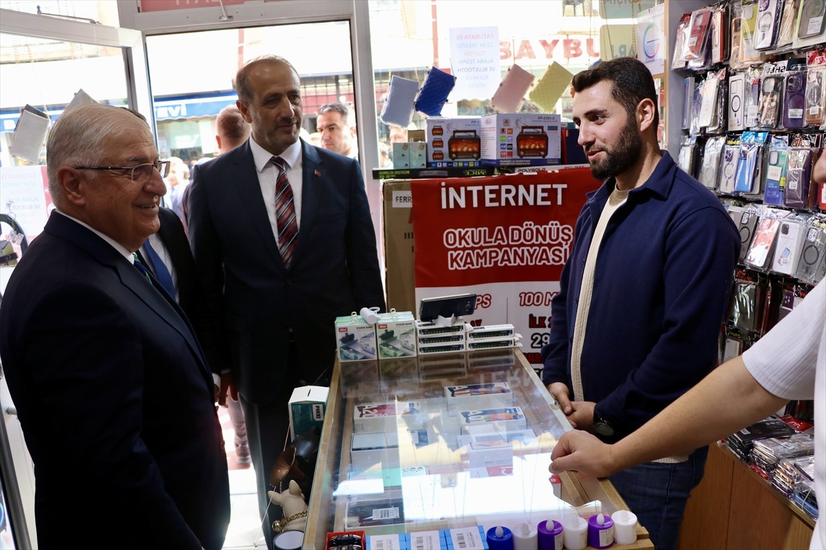 Milli Savunma Bakanı Yaşar Güler, Bayburt Valisi Mustafa Eldivan'ı ziyaret etti. Bayburt'taki...