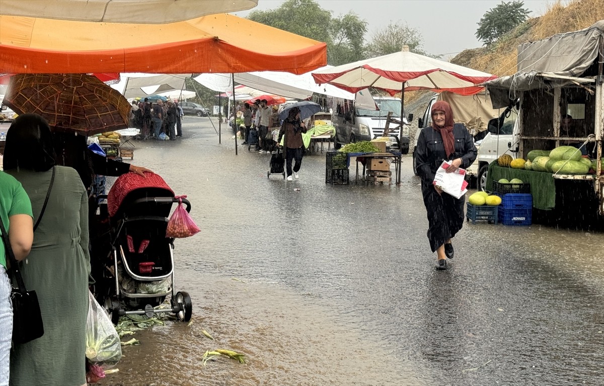 Tekirdağ'da sağanak hayatı olumsuz etkiledi. Ortacami Mahallesi'nde kurulan Salı Pazarı'nda...