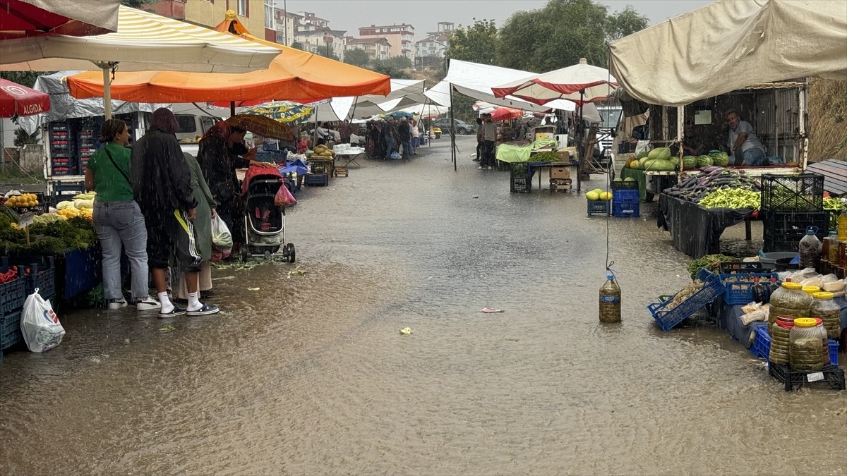 Tekirdağ'da sağanak hayatı olumsuz etkiledi. Ortacami Mahallesi'nde kurulan Salı Pazarı'nda...