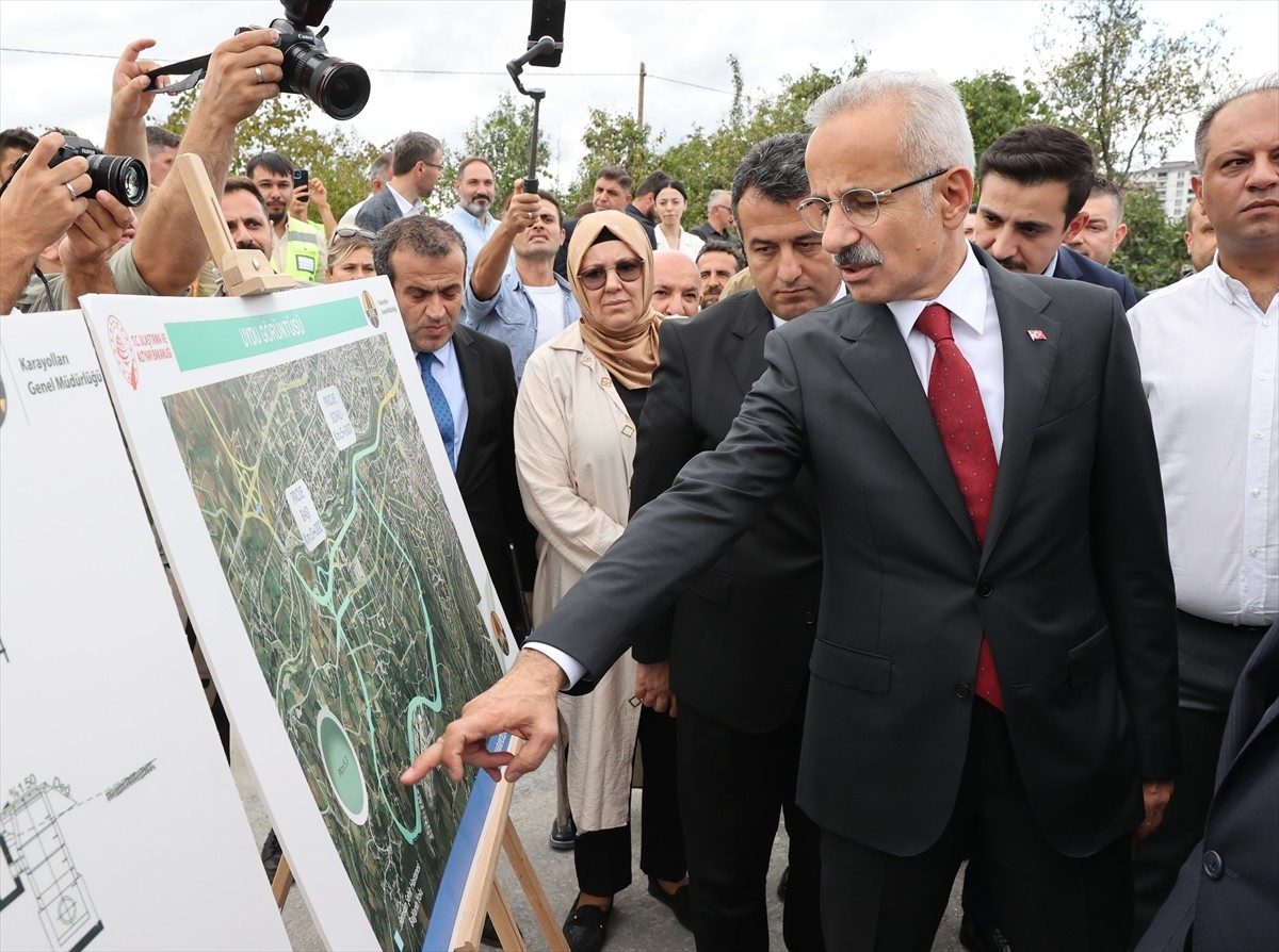 Ulaştırma ve Altyapı Bakanı Abdulkadir Uraloğlu (fotoğrafta), yapımı devam eden Samsun Şehir...