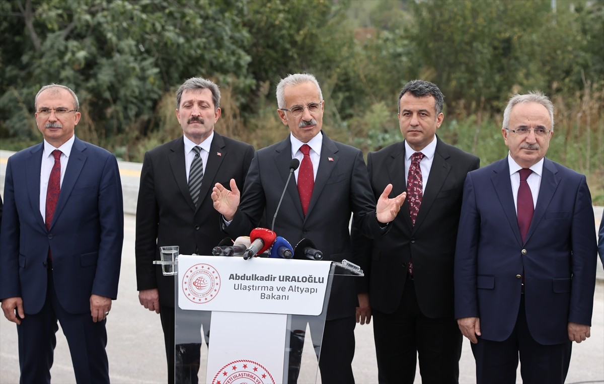 Ulaştırma ve Altyapı Bakanı Abdulkadir Uraloğlu (fotoğrafta), yapımı devam eden Samsun Şehir...