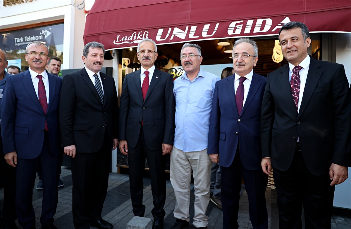 Ulaştırma ve Altyapı Bakanı Abdulkadir Uraloğlu, Samsun Valisi Orhan Tavlı'yı ziyaret etti.