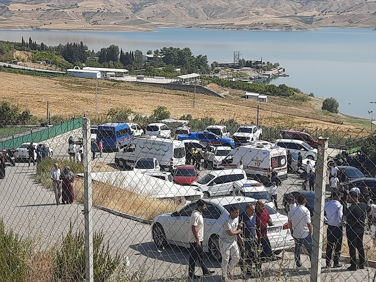 Adıyaman'ın Kahta ilçesinde şarampole devrilen otomobildeki 2 kişi öldü.