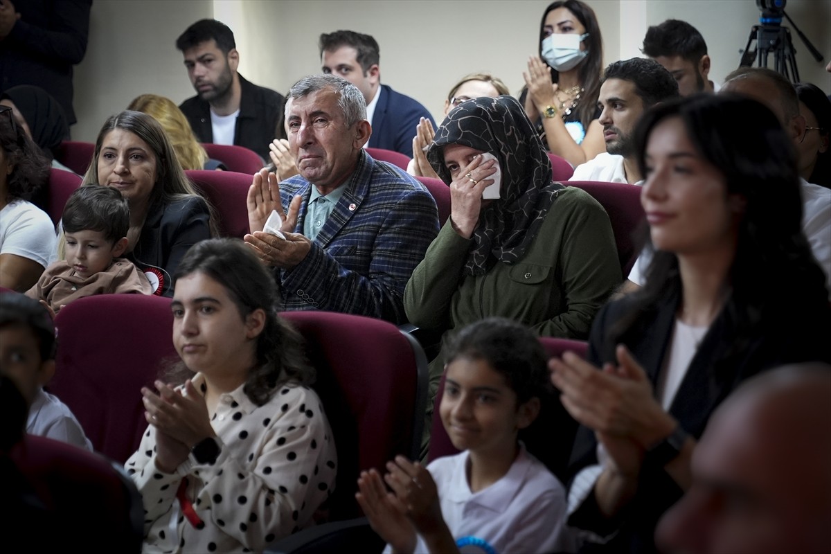 Aile ve Sosyal Hizmetler Bakanı Mahinur Özdemir Göktaş (sağ 3), kamu kurum ve kuruluşlarına, 729...