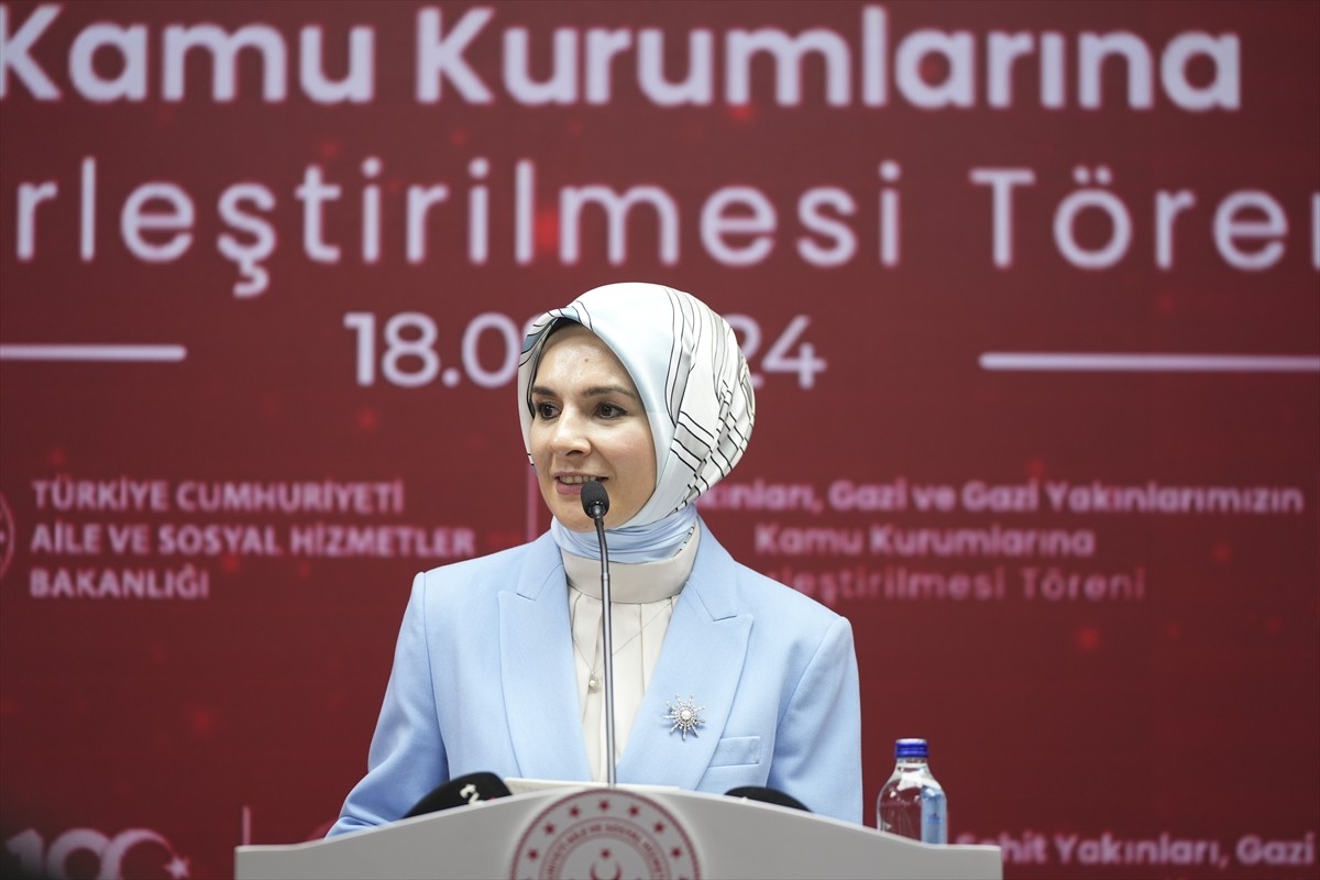 Aile ve Sosyal Hizmetler Bakanı Mahinur Özdemir Göktaş (sağ 3), kamu kurum ve kuruluşlarına, 729...