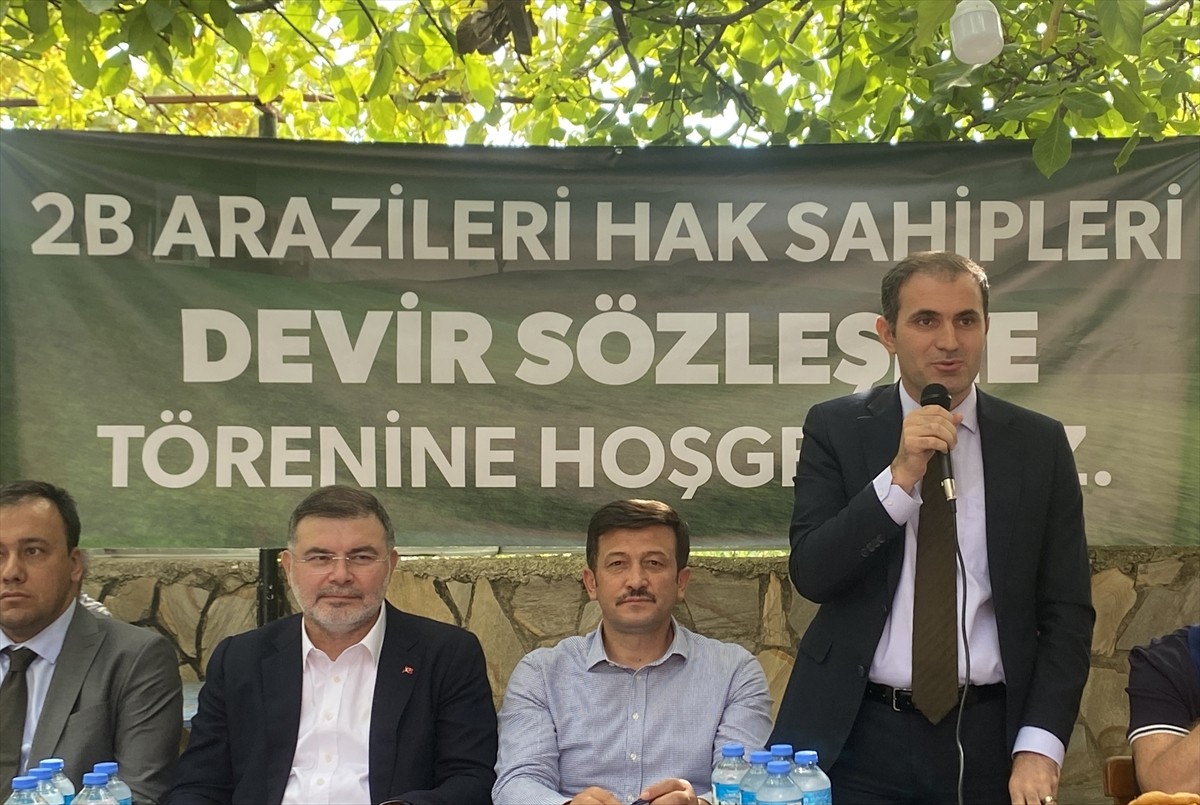 AK Parti Genel Başkan Yardımcısı Hamza Dağ (sağda), İzmir'in Bayındır ilçesinde düzenlenen "2B...