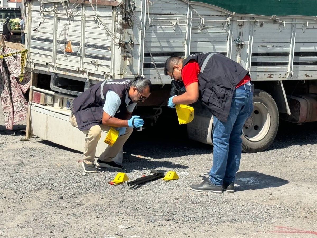 Aksaray'da pazarcılık yapan aynı aileden iki grup arasında çıkan silahlı kavgada 4 kişi...