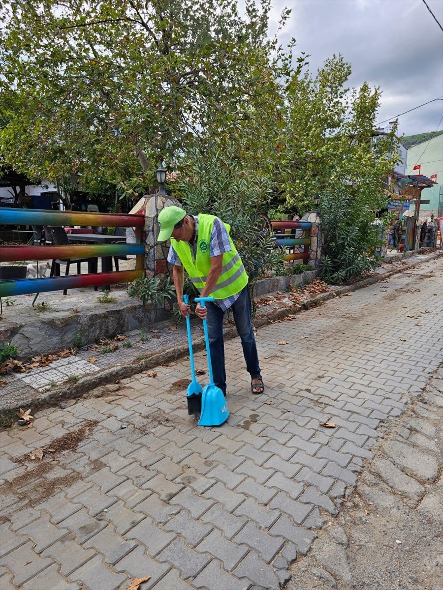 Balıkesir'in Edremit ilçesinde 18 Eylül Dünya Temizlik Günü dolayısıyla bir araya gelen kırsal...