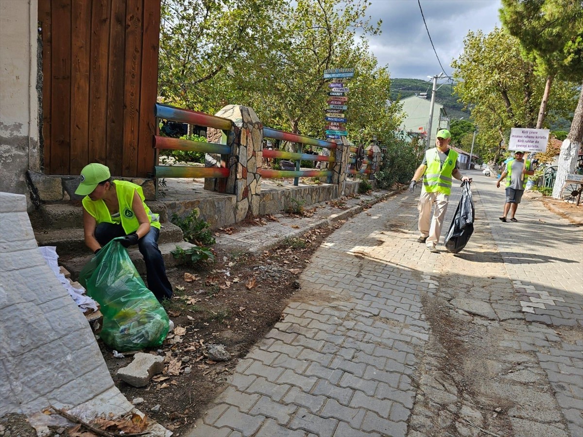 Balıkesir'in Edremit ilçesinde 18 Eylül Dünya Temizlik Günü dolayısıyla bir araya gelen kırsal...