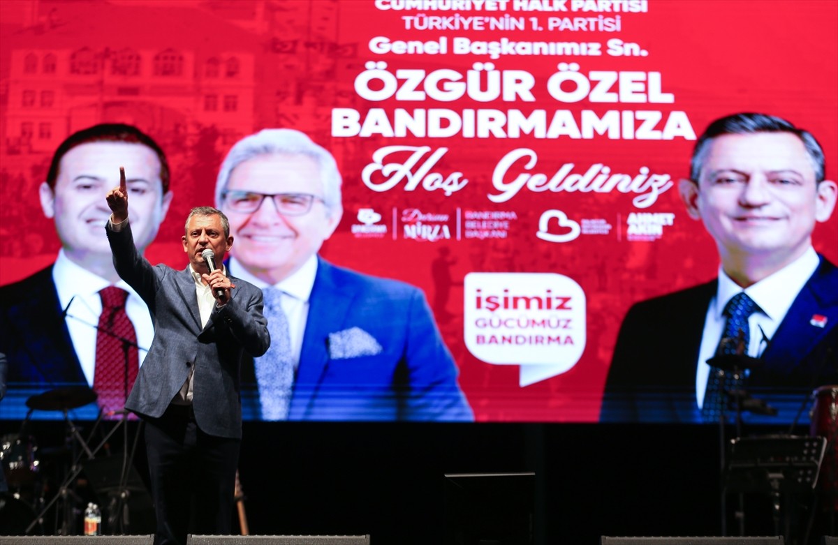 CHP Genel Başkanı Özgür Özel (sağ 2), Balıkesir'in Bandırma ilçesinde, Cumhuriyet Meydanı'nda...