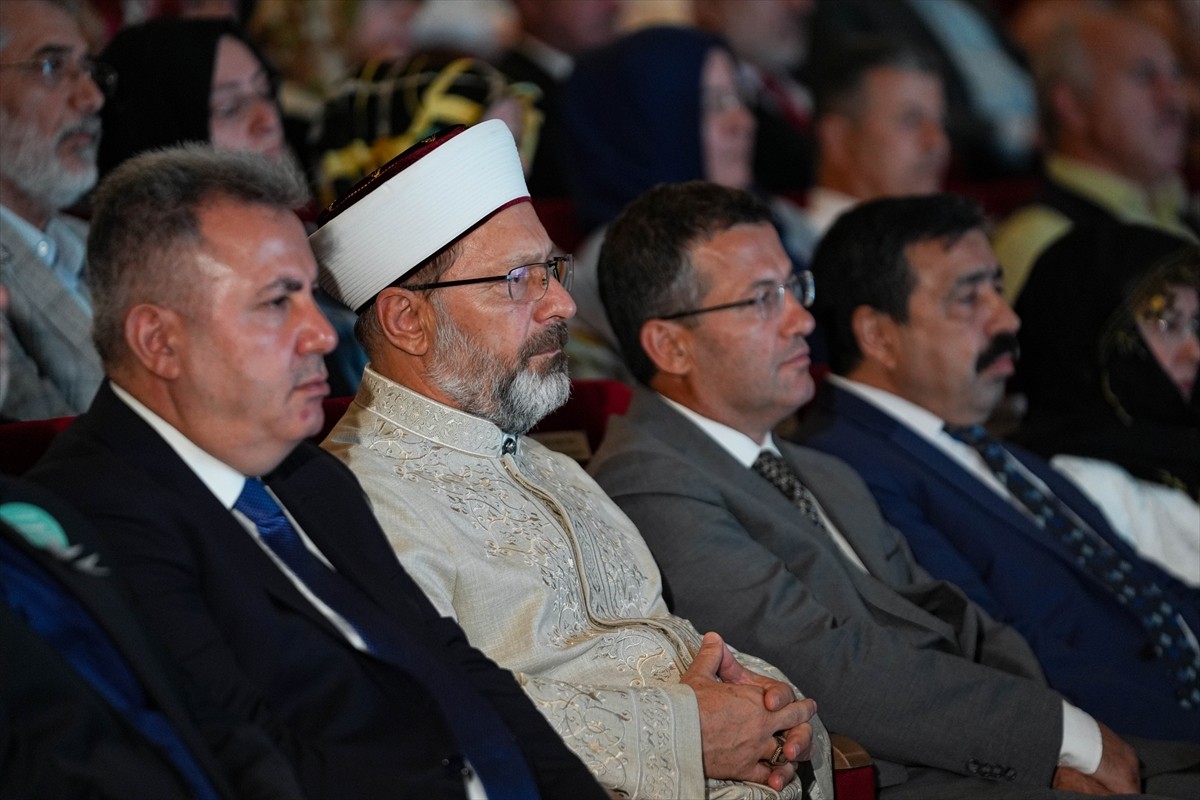 Diyanet İşleri Başkanı Ali Erbaş (sol 3), Diyanet İşleri Başkanlığınca Bornova Kültür ve Sanat...