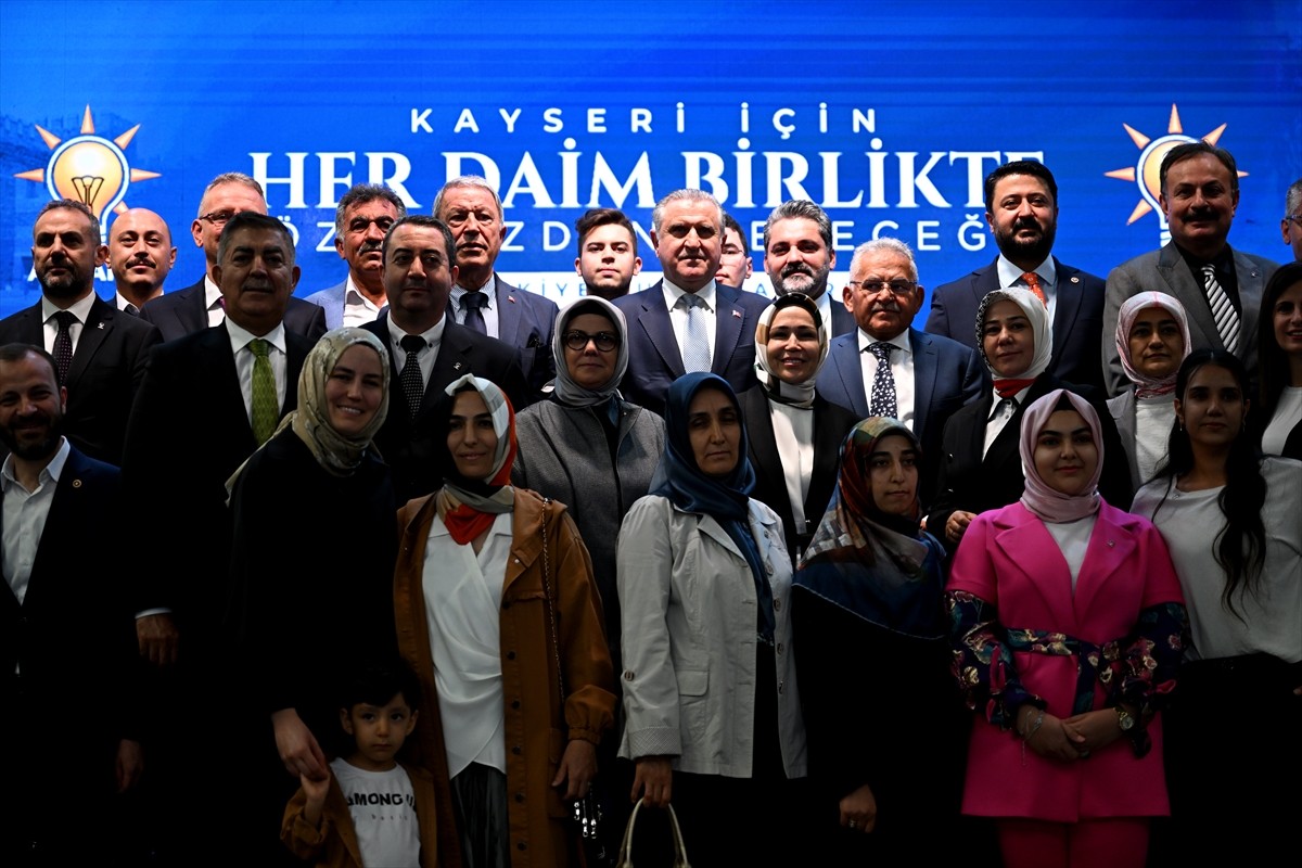 Gençlik ve Spor Bakanı Osman Aşkın Bak (sol 2), AK Parti Kayseri İl Başkanlığınca kentteki bir...