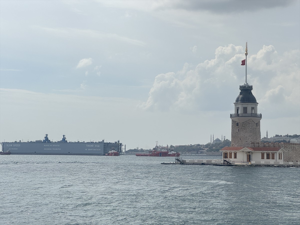 İstanbul Boğazı'ndaki gemi trafiği, Haydarpaşa Limanı'ndan kalkış yapacak gemi kurtaran römorkörü...