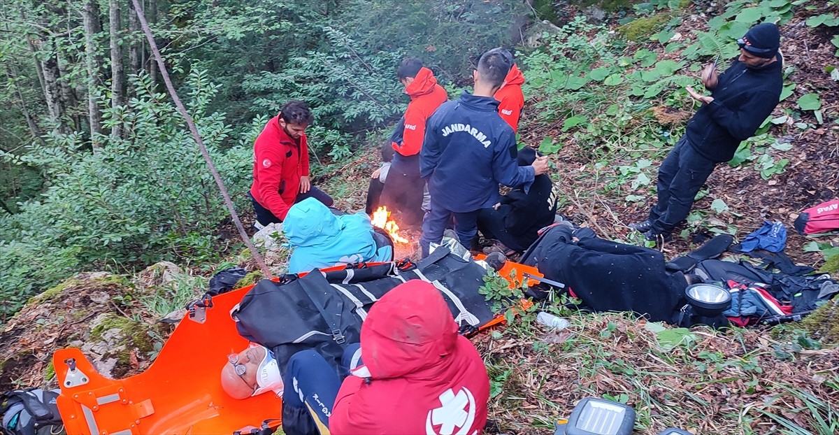 Kastamonu'nun Çatalzeytin ilçesinde kayalıklarda mahsur kalan 1'i yaralı 2 madenci helikopterle...