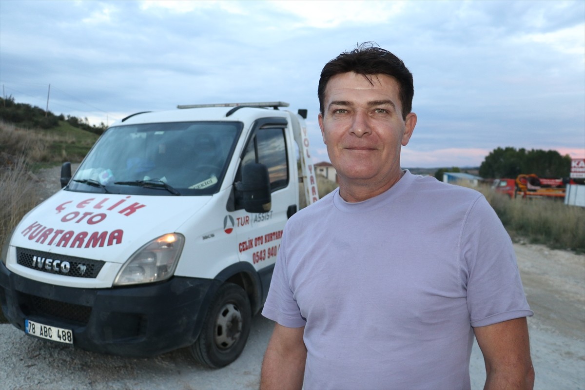 Kastamonu'nun İnebolu ilçesinde arızalanan iki çekicinin bir çekiciye yüklenerek taşınması sosyal...