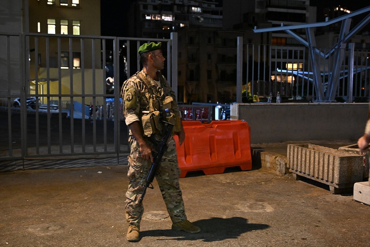 Lübnan askerleri, bugün telsizlerde yaşanan patlamanın ardından yaralıların getirildiği başkent...