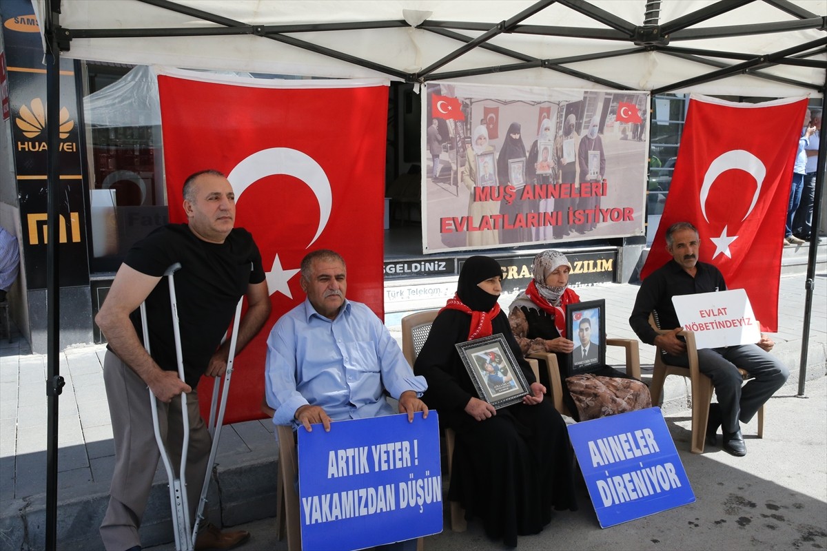 Muş'ta çocuklarının terör örgütü PKK tarafından dağa götürülmesinden DEM Parti'yi sorumlu tutan...