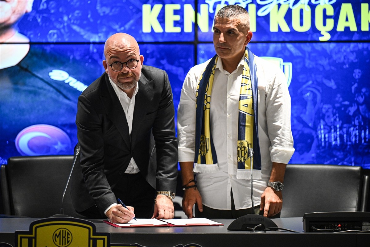 Trendyol 1. Lig ekiplerinden MKE Ankaragücü'nde teknik direktörlük görevine getirilen Kenan Koçak...