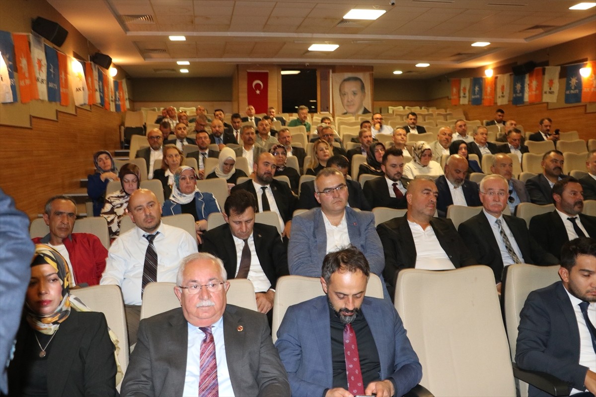 AK Parti Genel Başkan Yardımcısı Ömer İleri (ortada), partisinin Yozgat İl Başkanlığınca...