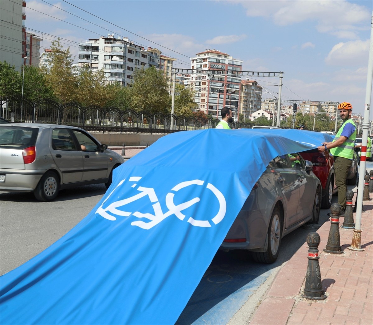 Bisikletseverler, "Avrupa Hareketlilik Haftası" kapsamında, Konya'da bisiklet yoluna park eden...