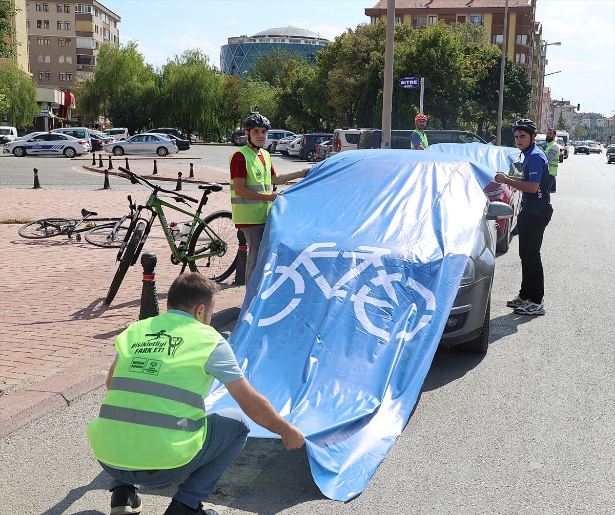 Bisikletseverler, "Avrupa Hareketlilik Haftası" kapsamında, Konya'da bisiklet yoluna park eden...