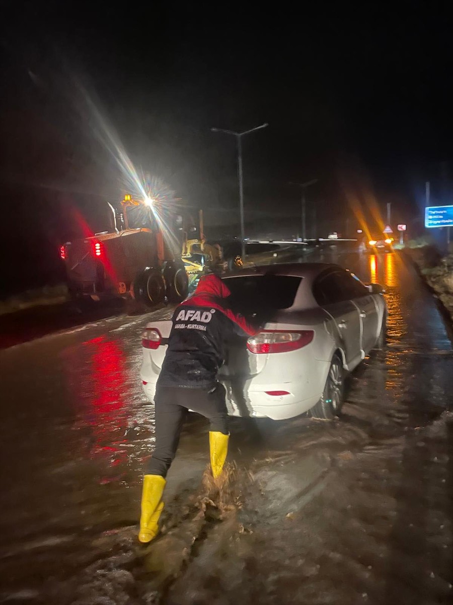 Bitlis'in Tatvan ilçesinde, sağanak ulaşımda aksamalara neden oldu. Yolda mahsur kalanların...