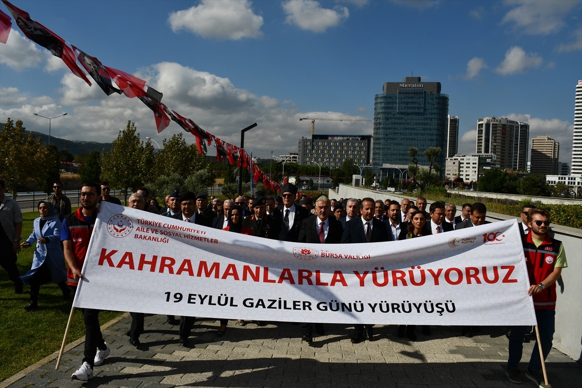 Bursa'da 19 Eylül Gaziler Günü kapsamında tören düzenlendi.