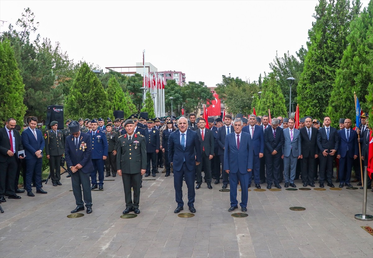 Diyarbakır'da 19 Eylül Gaziler Günü dolayısıyla tören düzenlendi. Törende, Atatürk Anıtı'na çelenk...