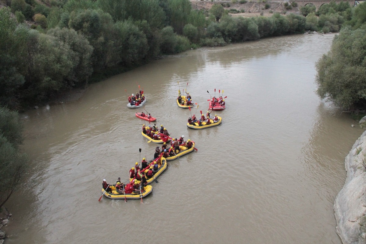 Erzincan Valisi Hamza Aydoğdu ile gazilerin Karasu Nehri'nde rafting yaptığı etkinlikte, su...