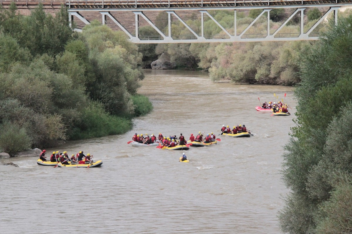 Erzincan Valisi Hamza Aydoğdu ile gazilerin Karasu Nehri'nde rafting yaptığı etkinlikte, su...