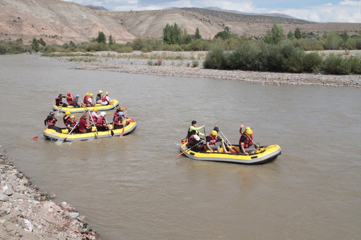 Erzincan Valisi Hamza Aydoğdu ile gazilerin Karasu Nehri'nde rafting yaptığı etkinlikte, su...