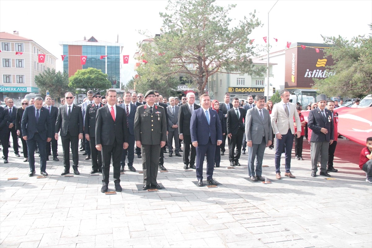 Erzincan'da 19 Eylül Gaziler Günü dolayısıyla tören düzenlendi. Belediye önündeki törende, Atatürk...