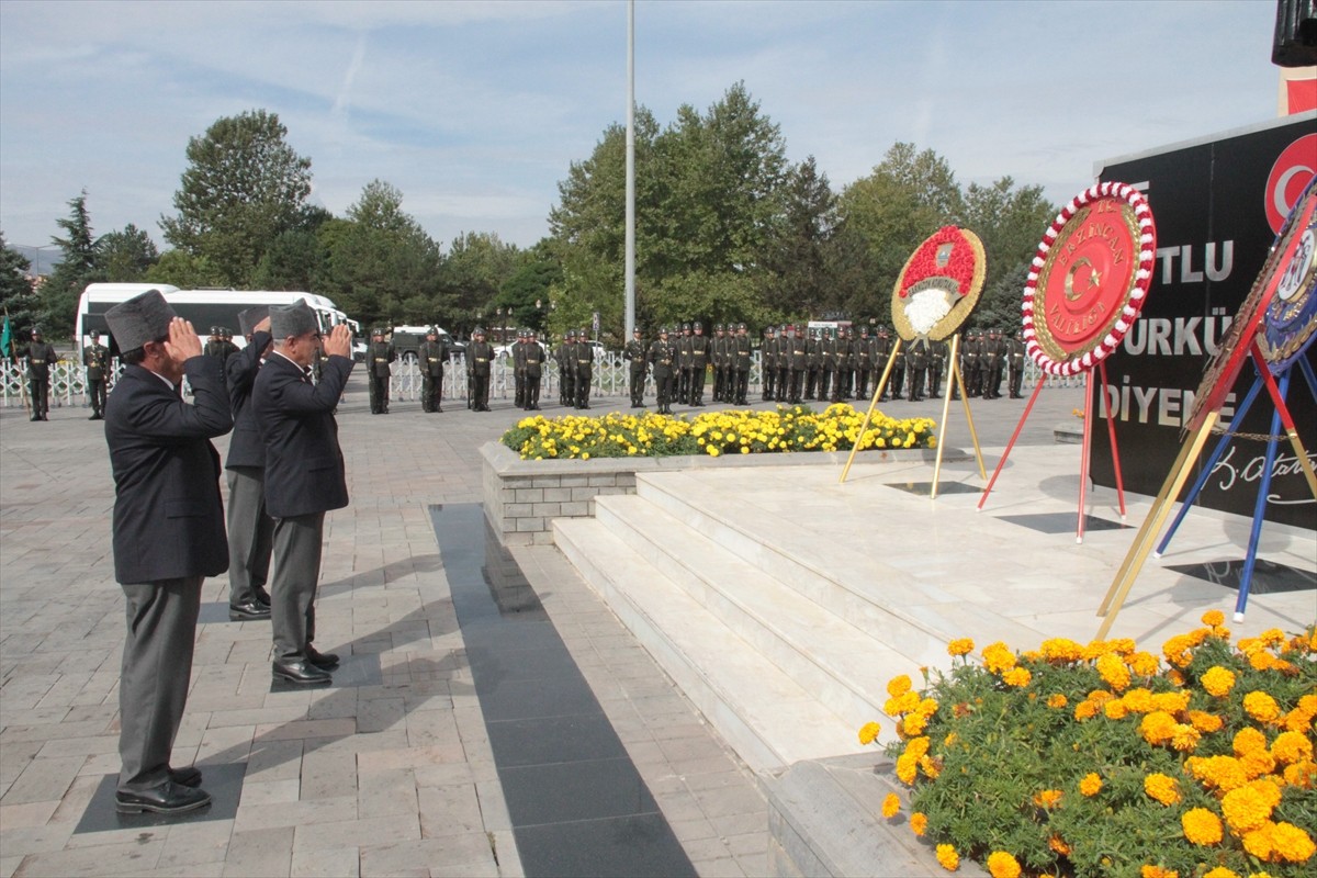 Erzincan'da 19 Eylül Gaziler Günü dolayısıyla tören düzenlendi. Belediye önündeki törende, Atatürk...