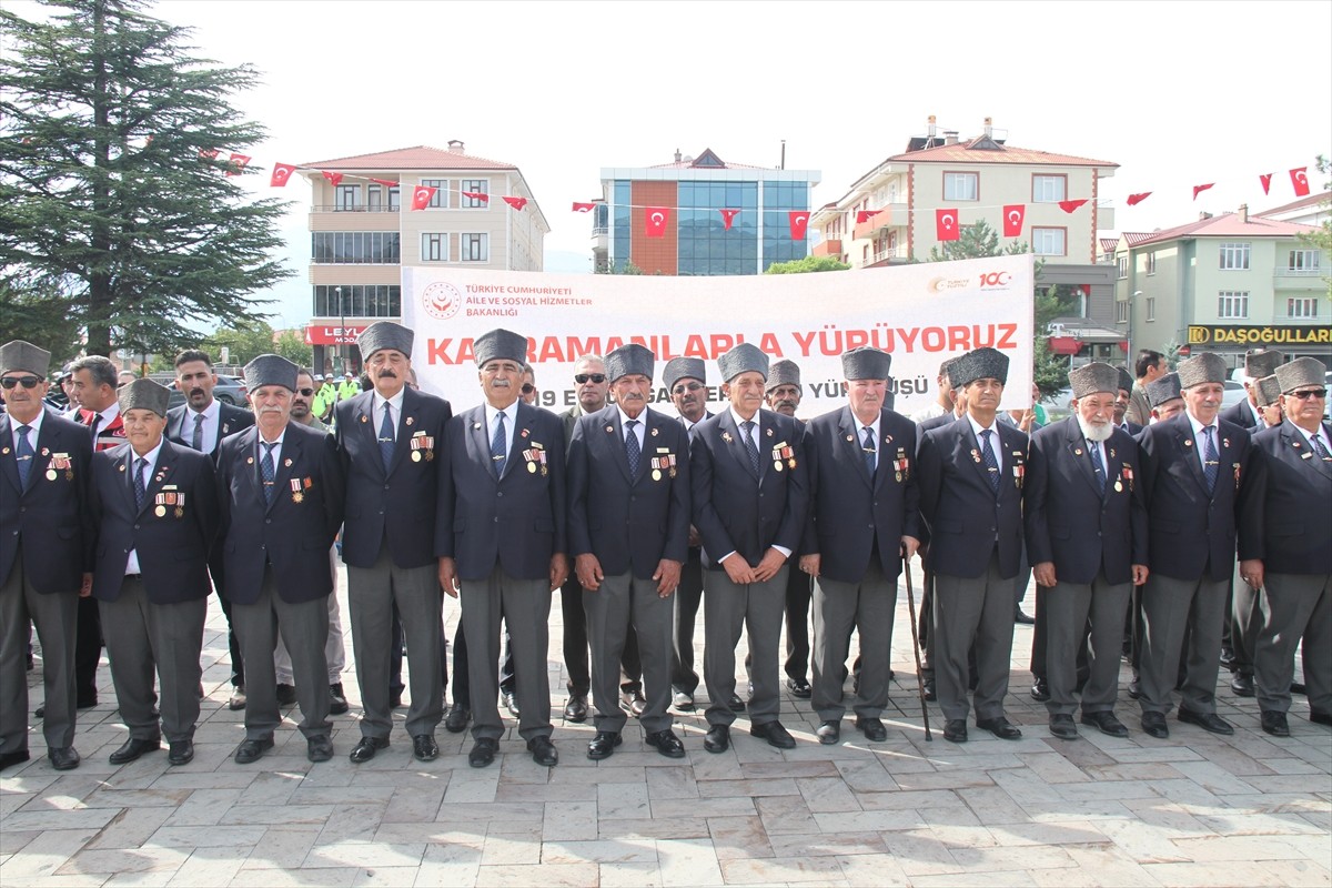 Erzincan'da 19 Eylül Gaziler Günü dolayısıyla tören düzenlendi. Belediye önündeki törende, Atatürk...