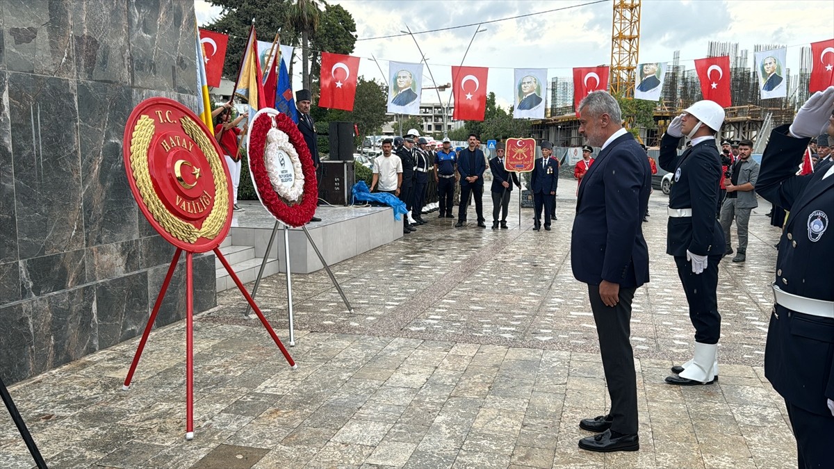 Hatay'da 19 Eylül Gaziler Günü dolayısıyla Antakya Cumhuriyet Alanı'nda tören düzenlendi. Vali...