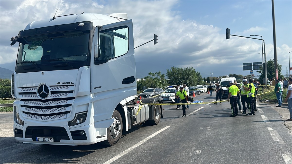 Hatay'ın Dörtyol ilçesinde tırın çarptığı 4 yaşındaki çocuk öldü, kardeşi ve 9 aylık hamile olduğu...