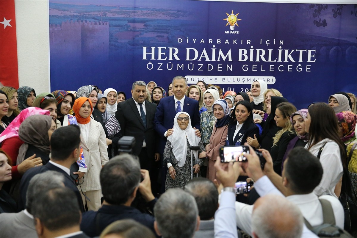 İçişleri Bakanı Ali Yerlikaya (sol 5), temaslarda bulunmak amacıyla geldiği Diyarbakır'da, DSİ...