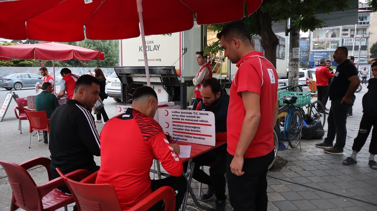 Iğdır'da futbol hakemleri, Türk Kızılaya kan bağışında bulundu.