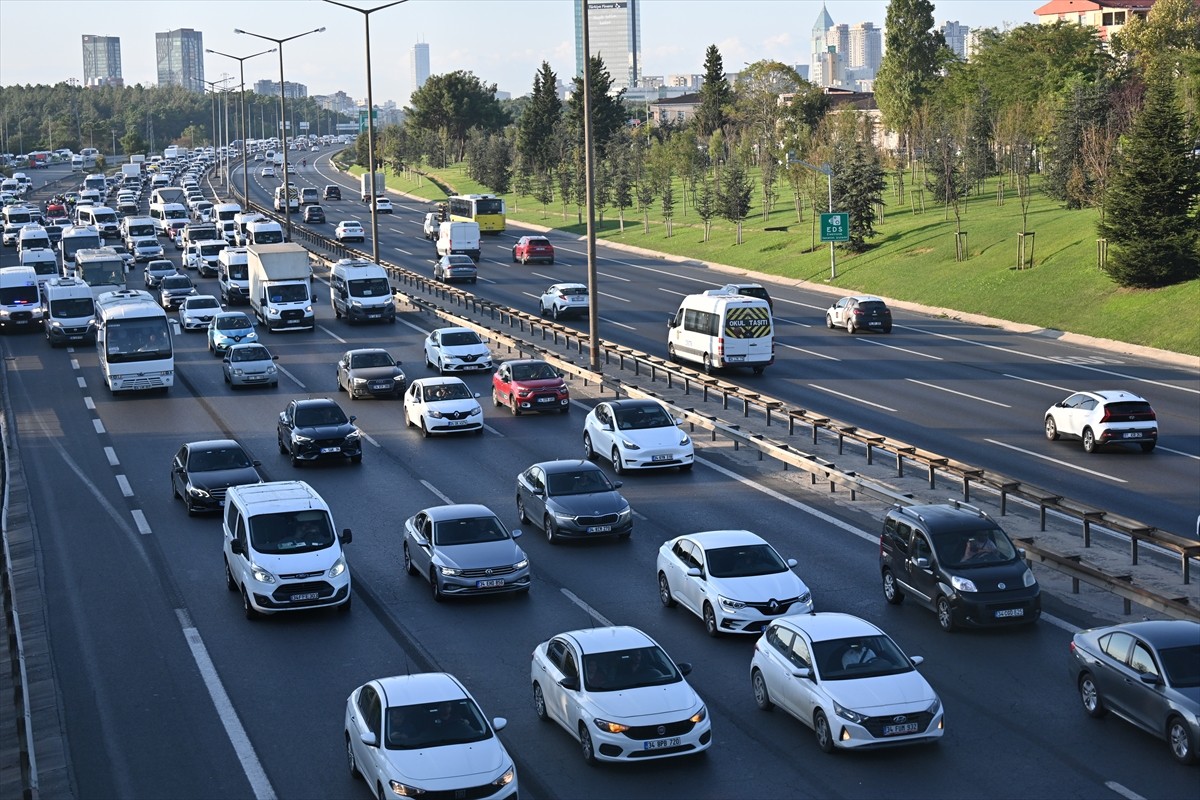 İstanbul'da sabah saatlerinde bazı bölgelerde trafik yoğunluğu yaşanıyor. Sabah erken saatlerde...