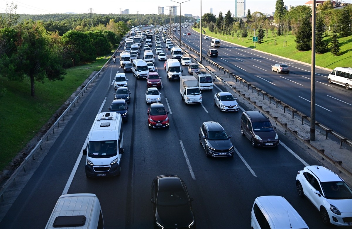 İstanbul'da sabah saatlerinde bazı bölgelerde trafik yoğunluğu yaşanıyor. Sabah erken saatlerde...