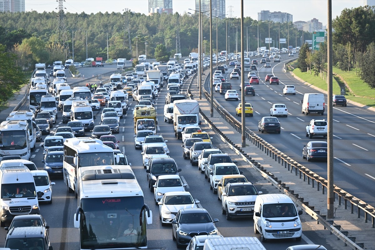 İstanbul'da sabah saatlerinde bazı bölgelerde trafik yoğunluğu yaşanıyor. Sabah erken saatlerde...