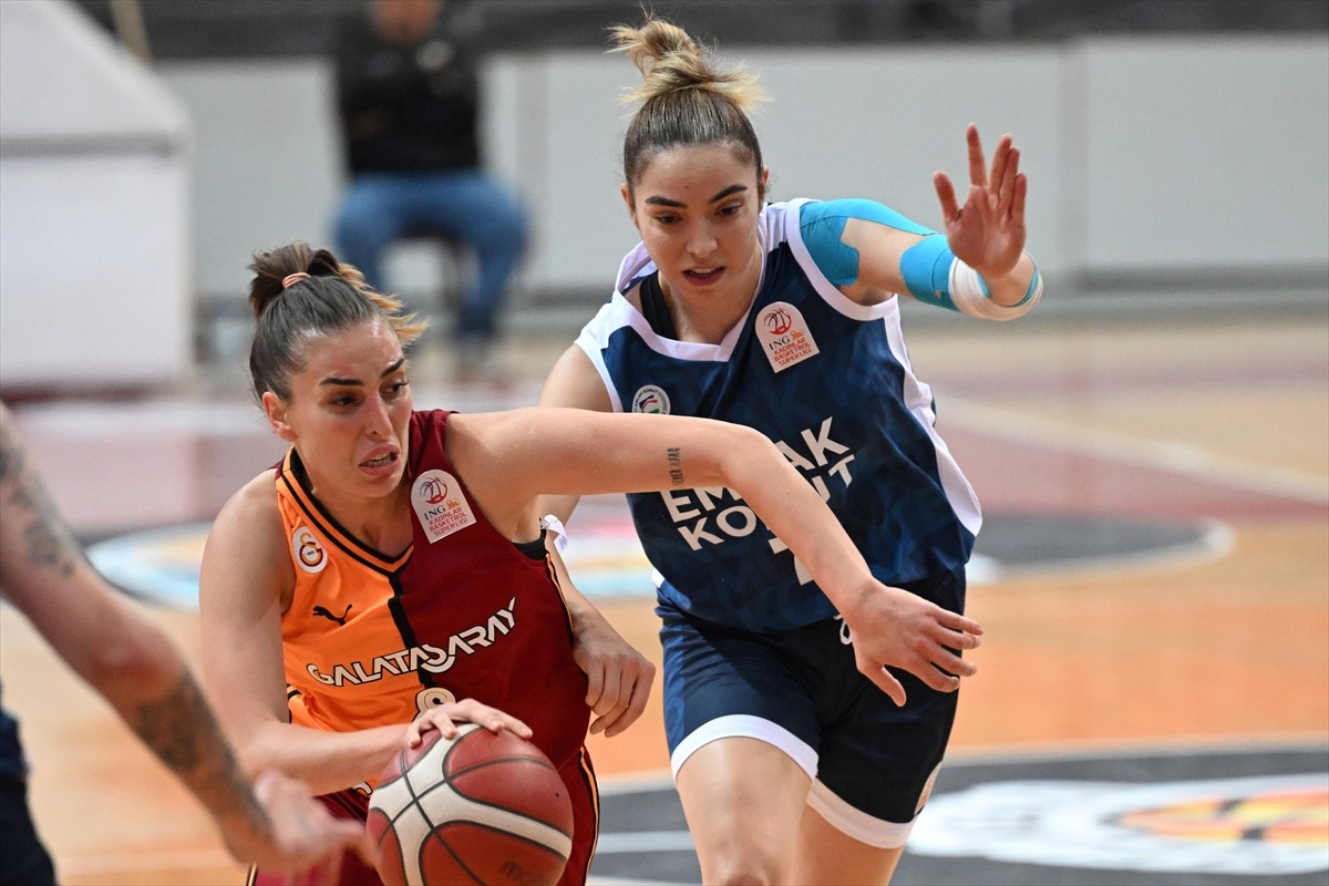 Kayseri'de düzenlenen 18. Erciyes Kupası Kadınlar Basketbol Turnuvası'nda Emlak Konut ile...