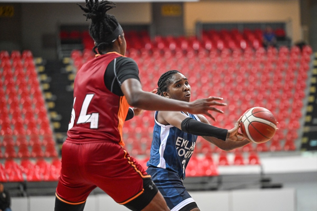 Kayseri'de düzenlenen 18. Erciyes Kupası Kadınlar Basketbol Turnuvası'nda Emlak Konut ile...